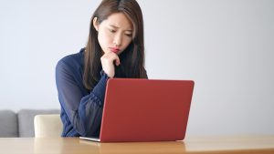 法人PCの電源が落ちるのを繰り返すときの原因と対処法を解説