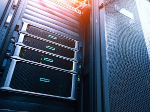 サーバーの耐用年数は何年？寿命サインとリプレイスの進め方を解説